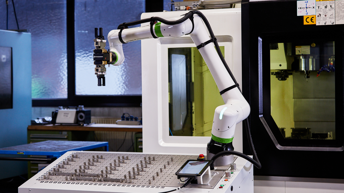 Coby CNC, the collaborative robot from RoboJob - Robojob