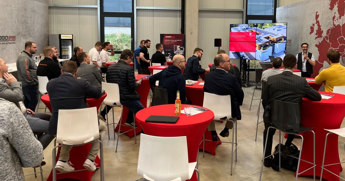 Detlef Scholz presenting during the cnc automation workshop