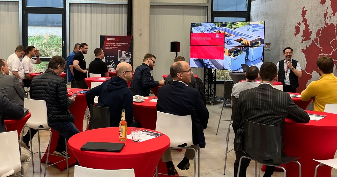 Detlef Scholz presenting during the cnc automation workshop