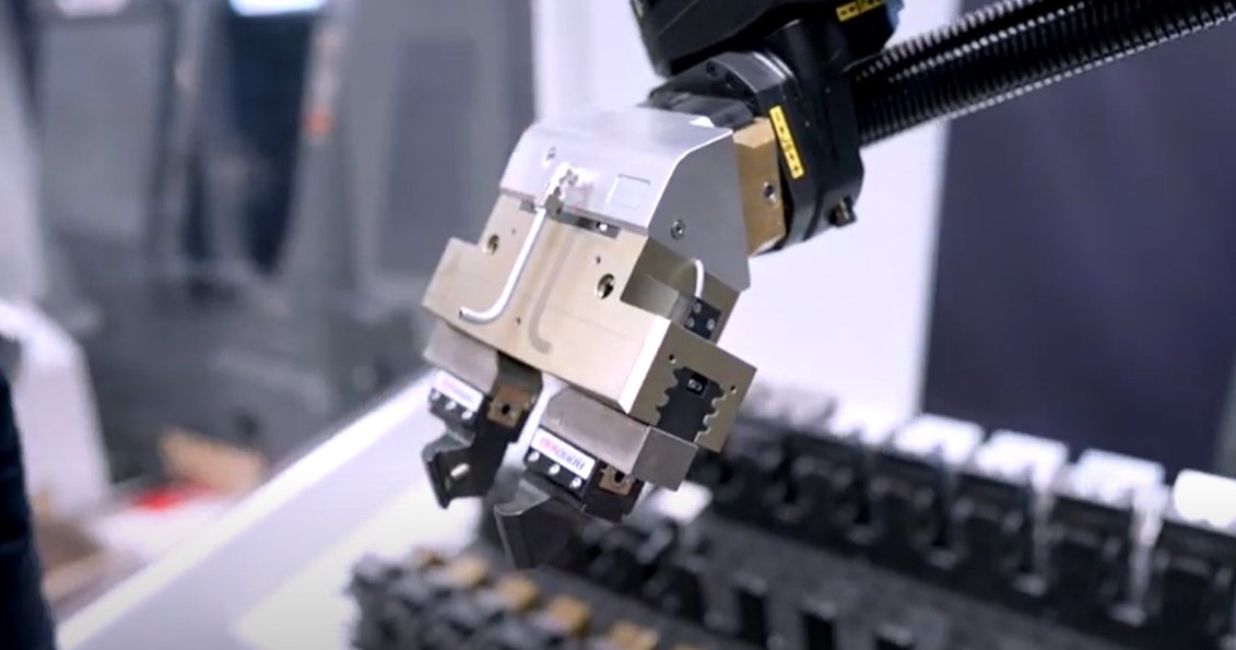 RoboJob Mill Assist Essential i with HWR vise exchange