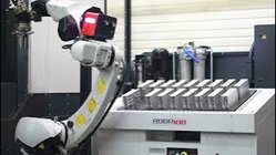 Fraisage automatique avec la Hedelius Acura 50EL et le RoboJob Mill-Assist
