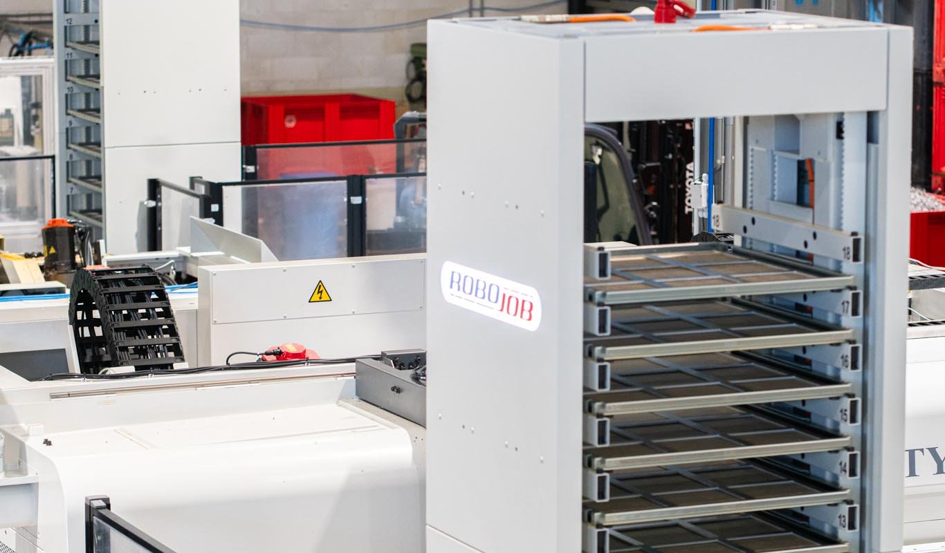 Twee RoboJob Towers bij Heemskerk Fijnmechanica