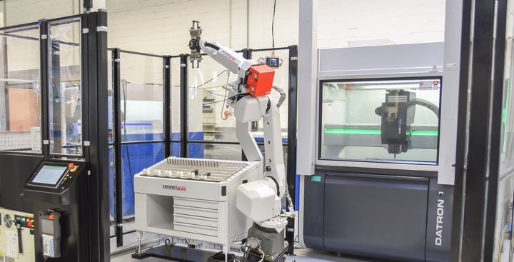 Bopla automatise une Datron M8 Cube et une Haas VF-2SS avec RoboJob