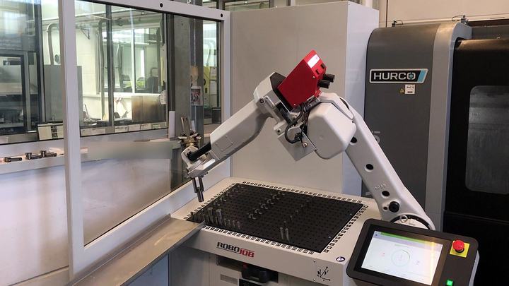 Friedrich Daniels automatise une Hurco VMX30i existante avec un RoboJob Mill-Assist Essential