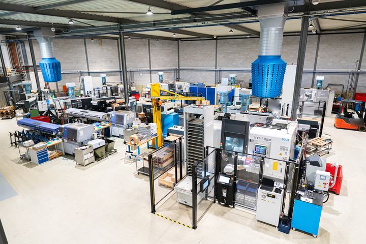 Heemskerk Fijnmechanica produziert rund um die Uhr mit drei RoboJob Towern an Nakamura-Tome-Drehmaschinen