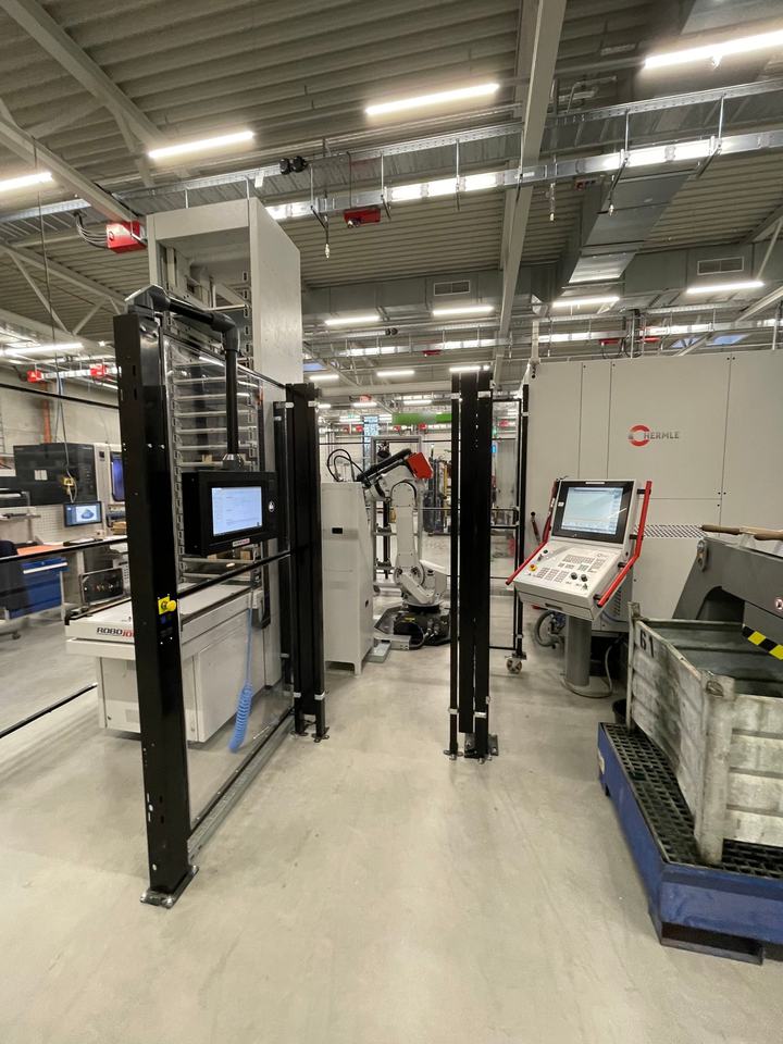 IBAK automatisiert seine DMG Mori- und Hermle-Maschinen mit sieben RoboJob-Systemen