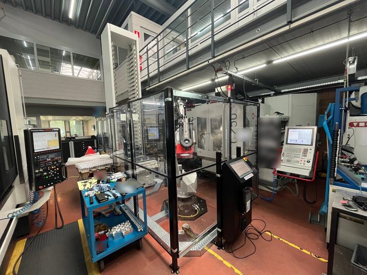 KS Metaalwerken automatise des machines Mazak et Hermle avec trois RoboJob Turn-Assist et un Tower