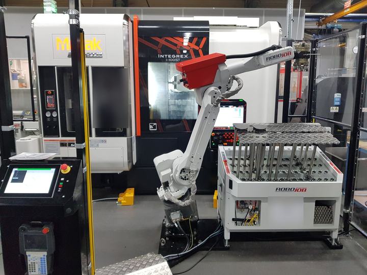 M-Plus automatisiert zwei Mazak Integrex und eine Mazak MTV 515 mit RoboJob