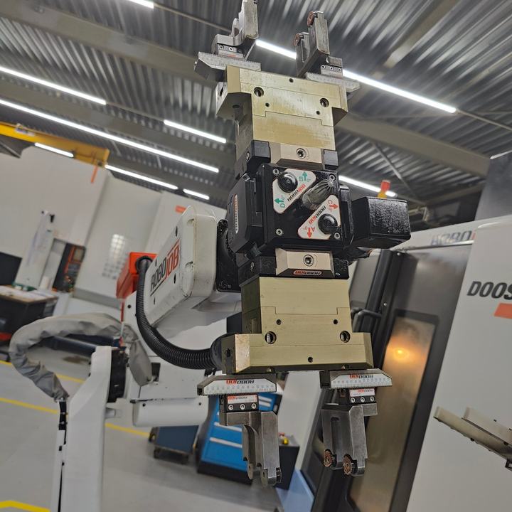 Mabotec automatisiert eine bestehende Doosan VC 510 mit einem RoboJob Mill-Assist Essential