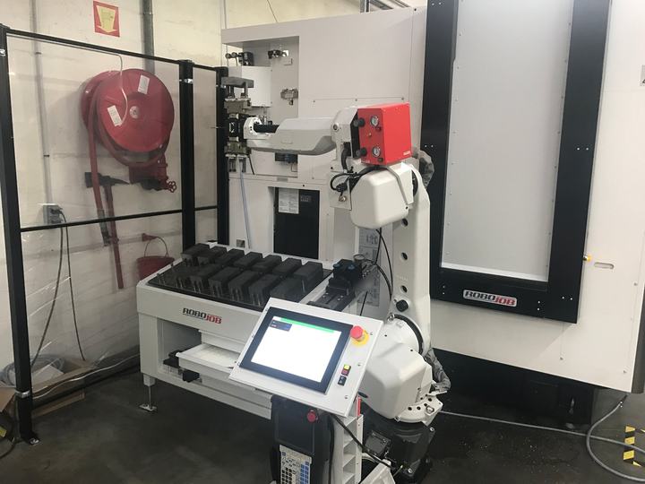 QPM France lässt seine Mazak Variaxis J600 mit einem RoboJob Mill-Assist jede Nacht und jedes Wochenende laufen