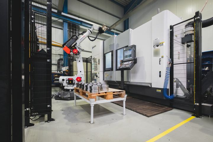 Strautmann Hydraulik automatisiert die Hydraulikzylinderfertigung mit RoboJob