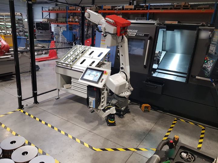 Vanro CNC automatiseert zijn Mazak-, Doosan- en Brother-machines met vier RoboJob-systemen