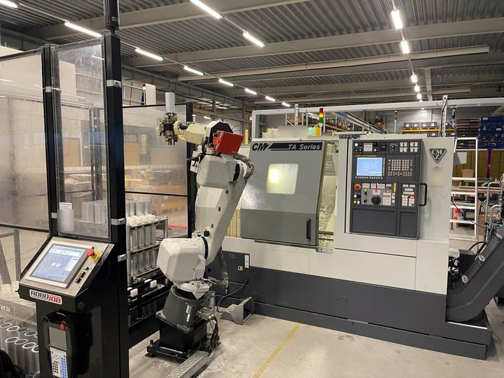 VDM automatisiert eine CMZ TA20-640 Drehmaschine mit einem RoboJob Racks-System